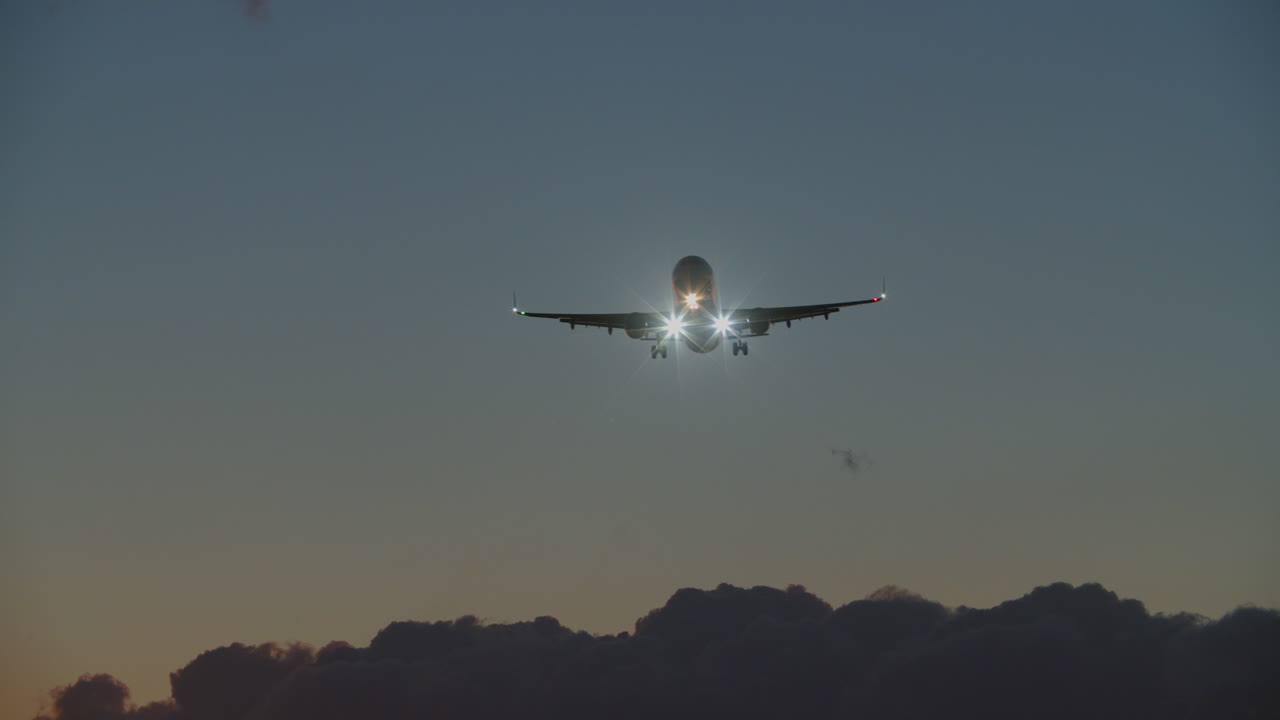 vuelo de un avión sobre las nubes en el cielo nocturno