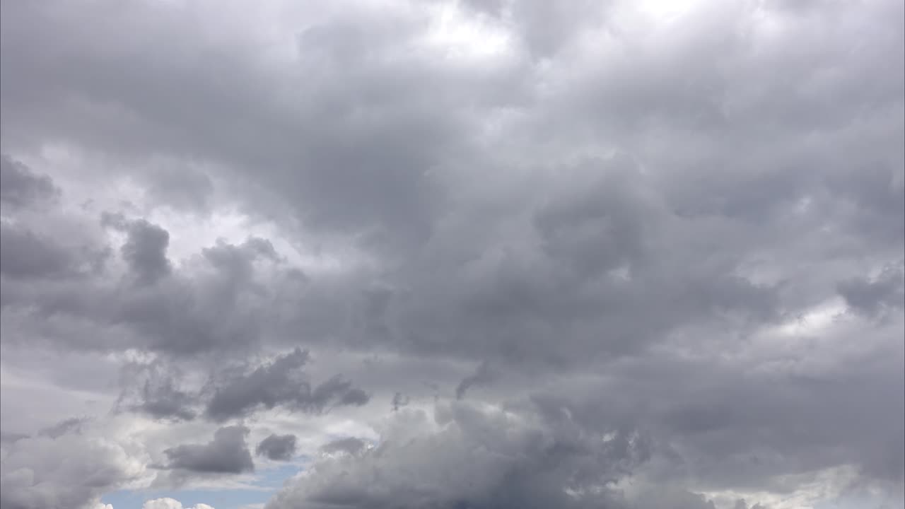 Awan di langit. Rekaman gerakan awan. Selang waktu