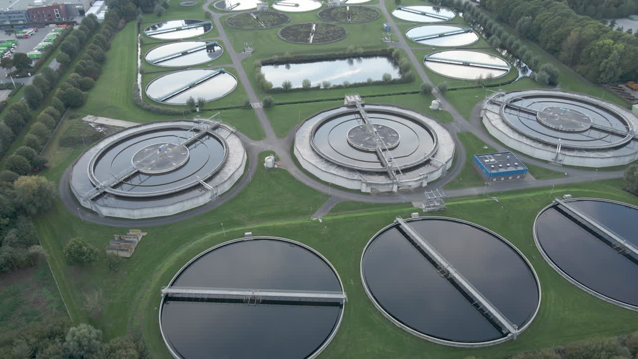 inclinación aérea hacia las cuencas de la planta de tratamiento de agua