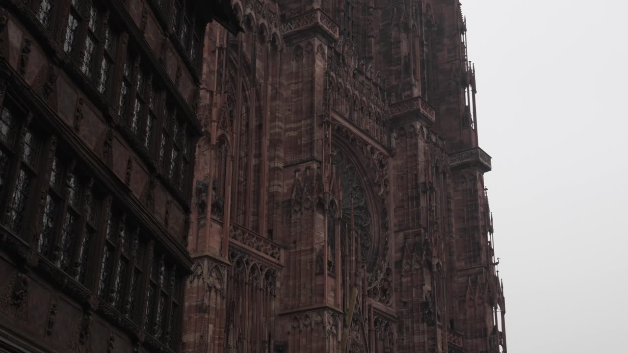 vista de la catedral de estrasburgo contra un fondo de cielo nublado, sus piedras susurran cuentos de siglos pasados, y su torre imponente continúa inspirando temor y asombro en todos los que la miran