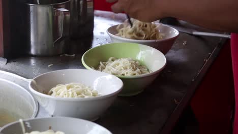 準備雞肉麵