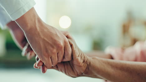 enfermera, mujer mayor y tomándose de la mano para el apoyo