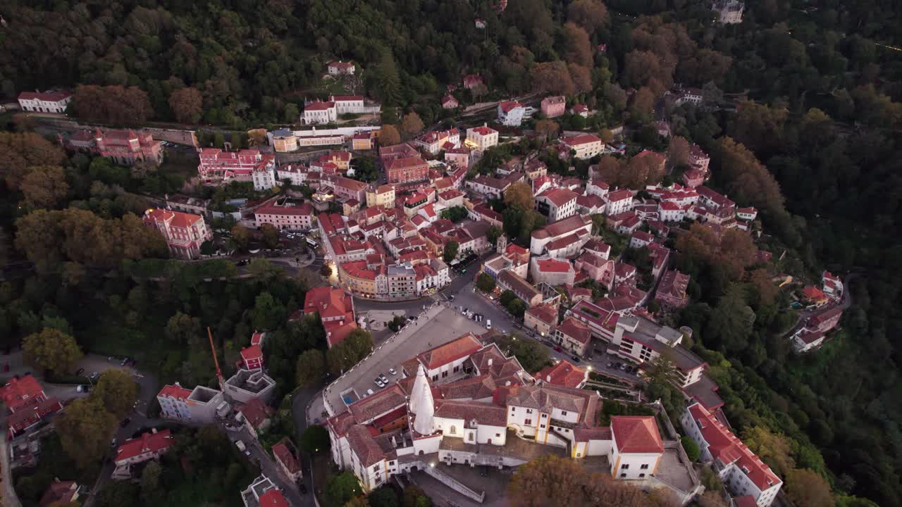 centro histórico de sintra, portugal, con el palacio nacional de sintra, visto desde el castillo de los moros
