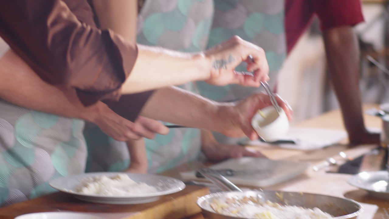 요리사는 파스타를 요리하고 마스터 클래스에서 학생들과 이야기합니다.