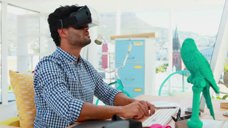 diseñador gráfico usando auriculares de realidad virtual 4k