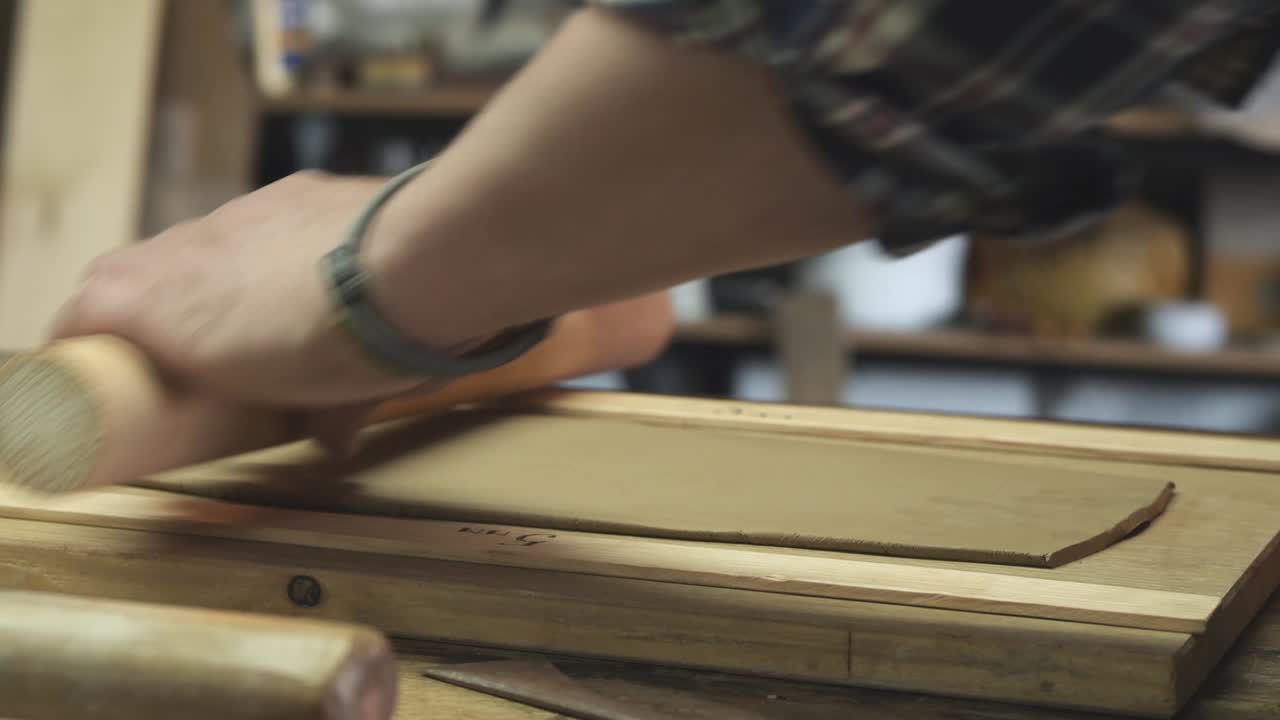 el alfarero trabaja con arcilla