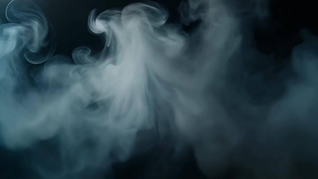 Fumo bianco che gira su uno sfondo scuro