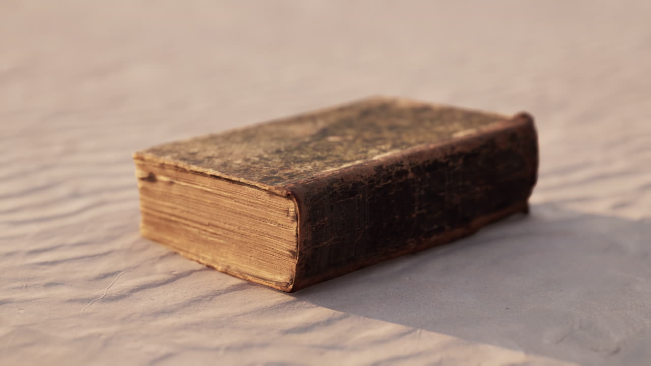 старая книга на песчаном пляже