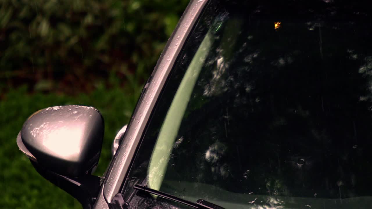 금속과 유리 위에 비가 부는 리적인 타격은 교통 소리와 혼합됩니다.