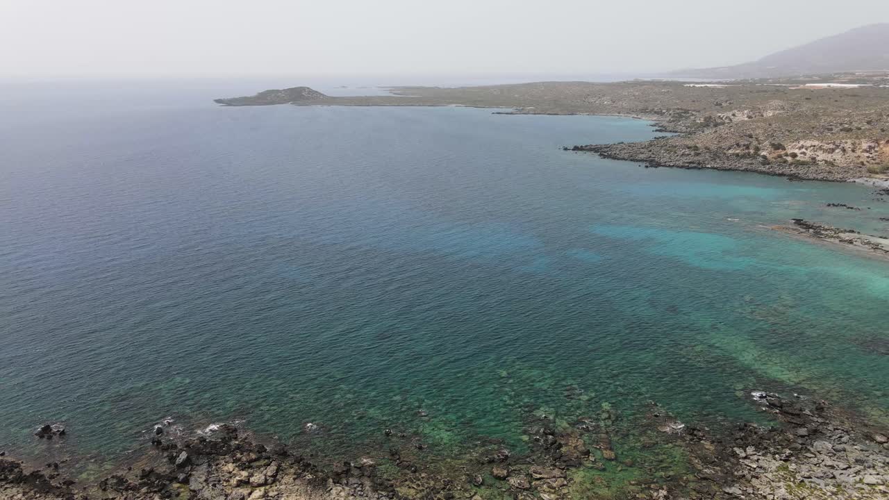vista aérea de la costa griega en la isla mediterránea de creta
