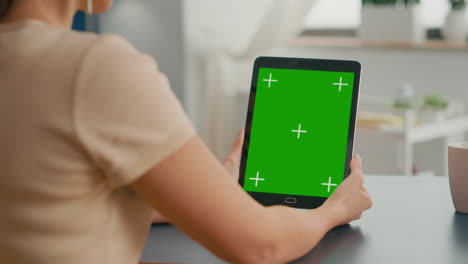 Freelancer-woman-holding-tablet-computer-with-mock-up-green-screen