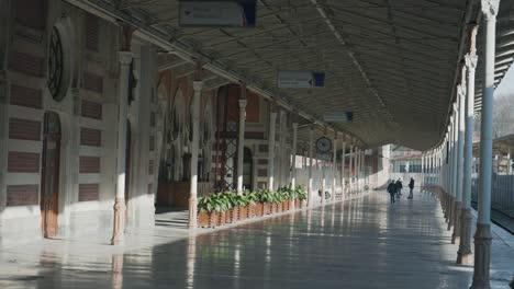 plataforma cubierta de la estación de tren