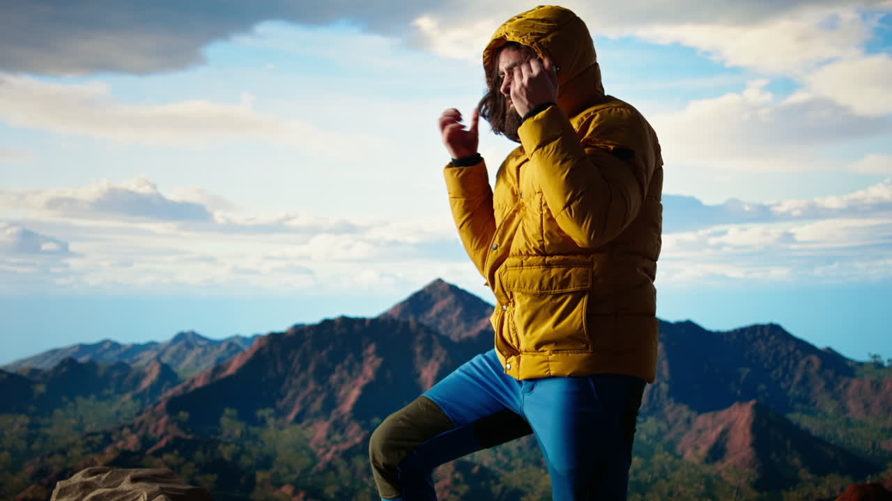 cercatore di avventure che arrampica la montagna con un clima estremamente ventoso