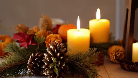 puesta de mesa de otoño con velas y decoraciones