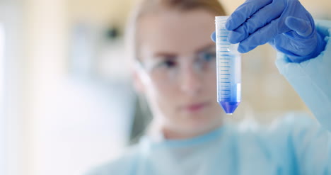 científico mezclando líquido en el laboratorio mientras trabaja en el adn
