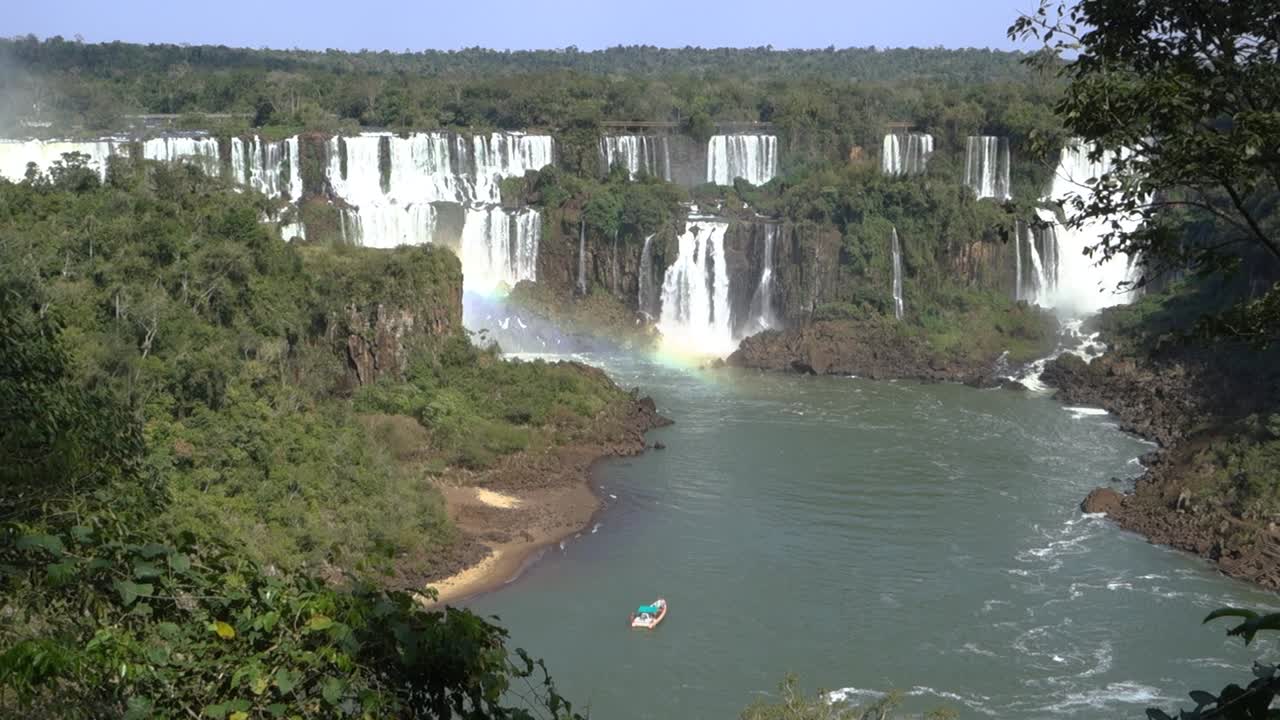 panorámica de espectaculares cascadas en acantilados rocosos en las cataratas del iguazú, frontera brasil argentina