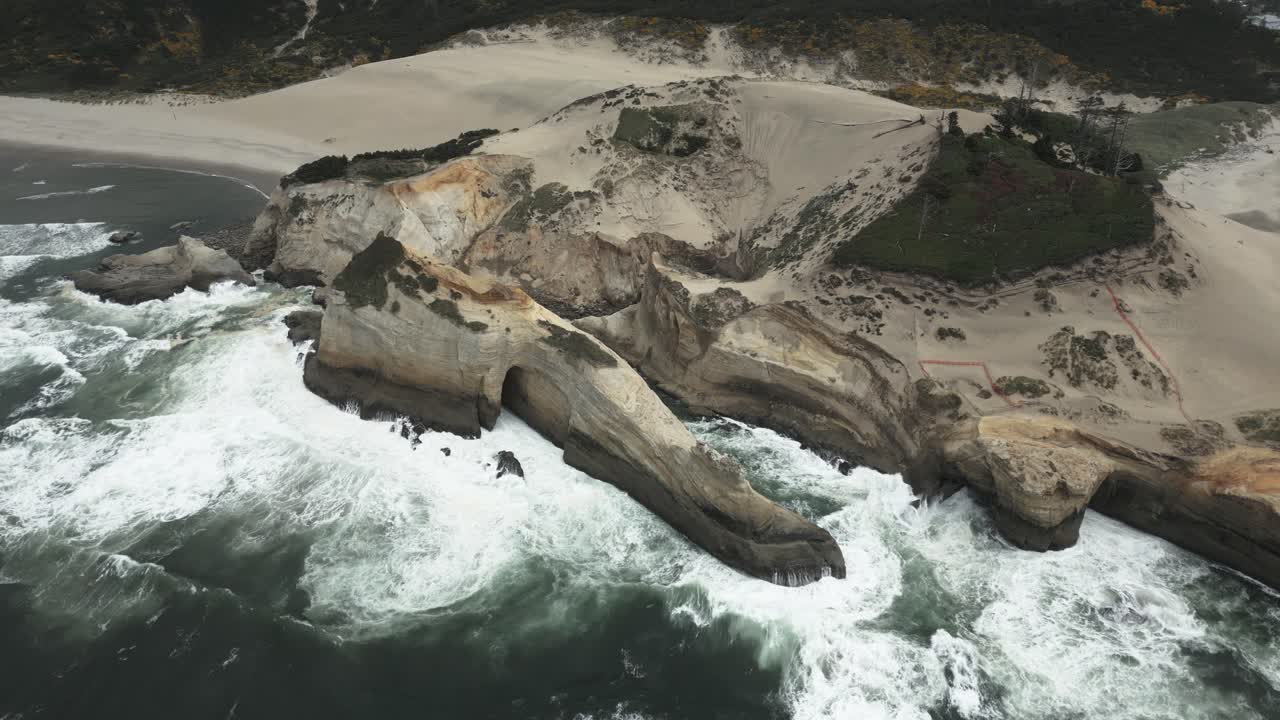 aerial del majestuoso paisaje costero de cabo kiwanda, playa de la ciudad del pacífico, oregon, estados unidos