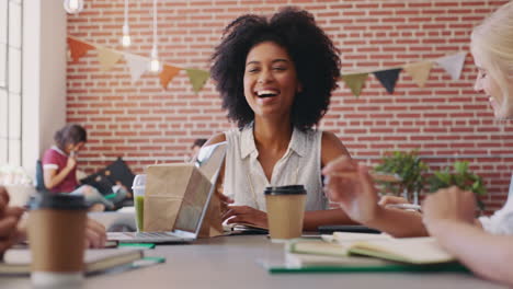 Reunión-Social-Creativa-Para-El-Empoderamiento-De-La-Mujer