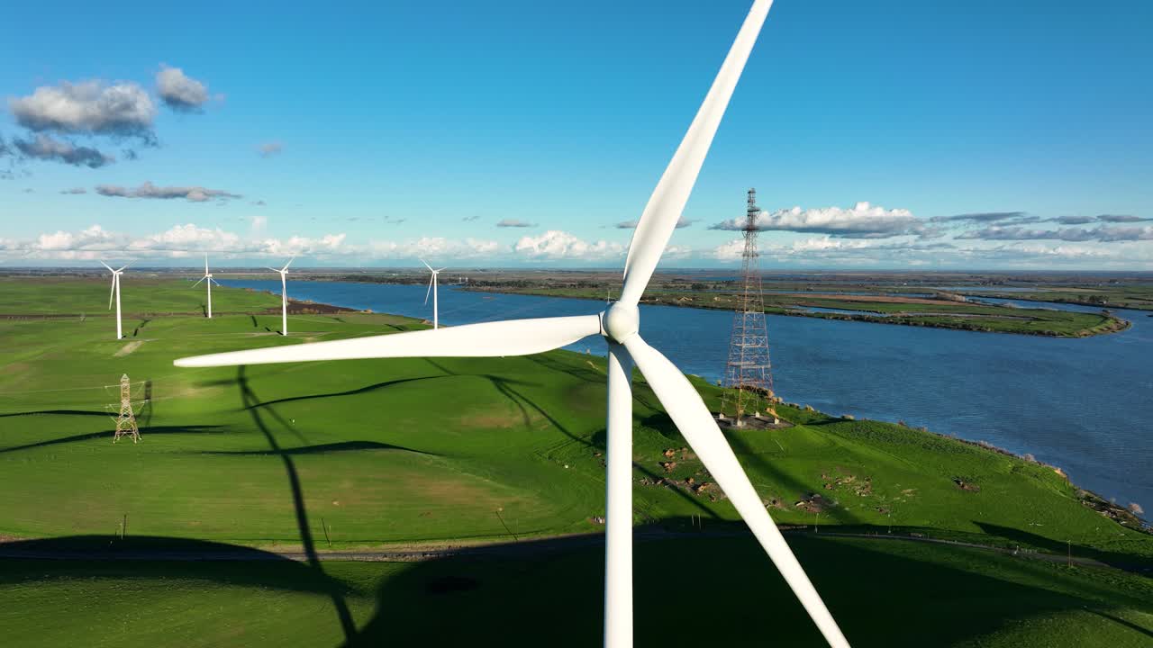 turbinas eólicas que generan energía renovable, en verdes colinas a lo largo del río, montezuma hills, california