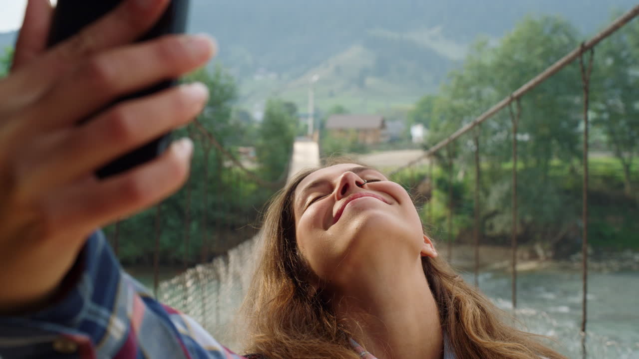 hermosa mujer tomando una foto selfie usando el teléfono en el paisaje natural de las montañas.