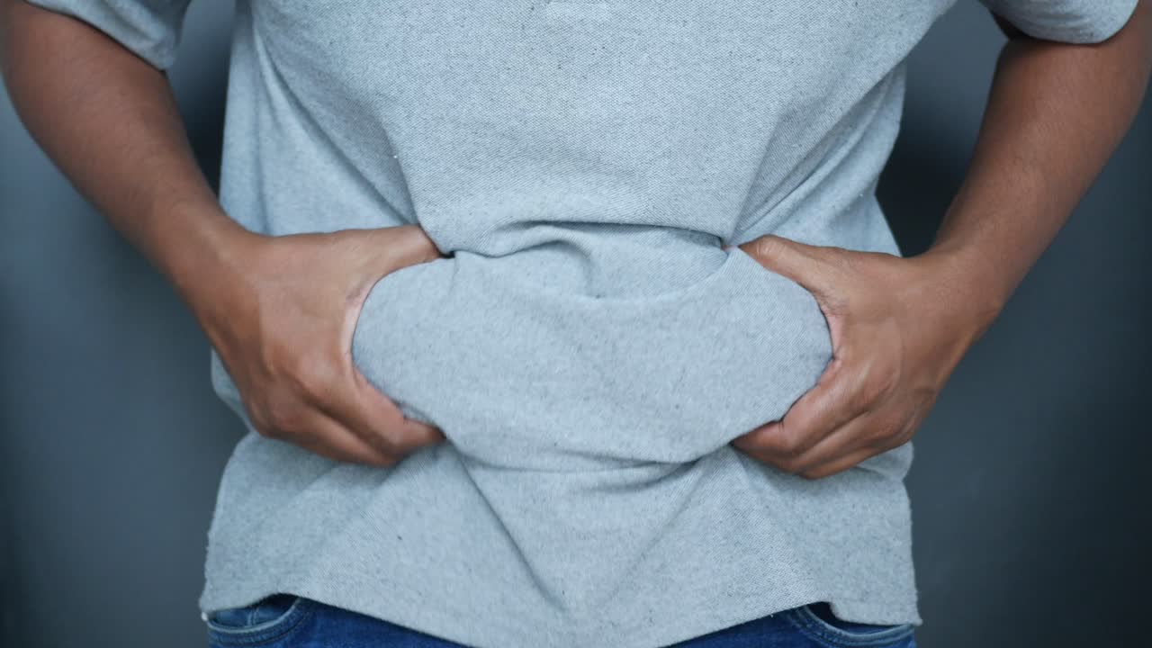 hombre con un vientre grande