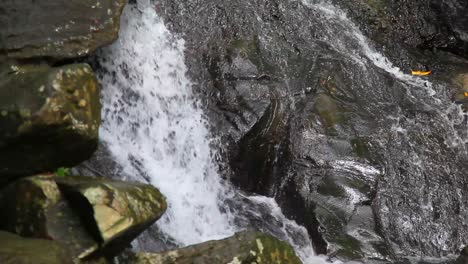 Toma-De-Alta-Velocidad-De-Fotogramas-De-Una-Cascada-Para-Mostrar-Cada-Detalle-Del-Agua-Que-Cae.