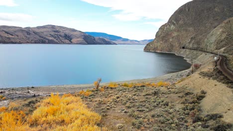 Toma-Escénica-De-Las-Playas-De-Arena-En-El-Lago-Kamloops-En-Un-Día-Soleado-En-El-Otoño,-Un-Ambiente-Desértico-En-La-Región-De-Nicola-Thompson-En-Bc-Canada