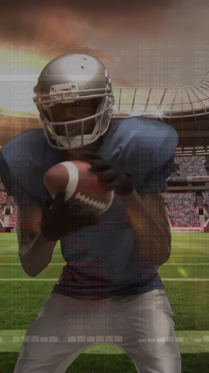 Video verticale: Uomo che afferra la palla all'arrivo, placcatore che provoca un fumble, testo della console sportiva che scorre.