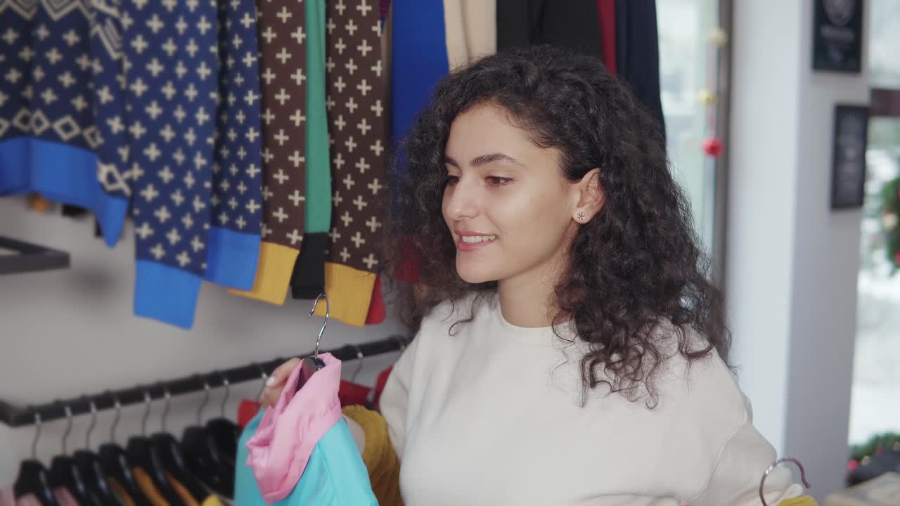 Donna che si prova una giacca in un negozio di abbigliamento