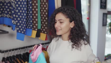 mujer intentando una chaqueta en una tienda de ropa