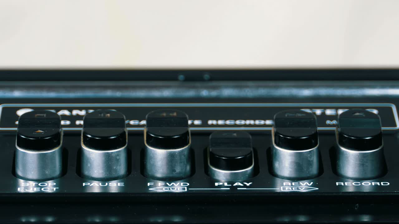 빈티지 테이프 레코더의 재생 버튼을 누르면