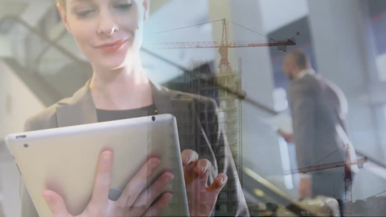 animación de una mujer de negocios caucásica usando una tableta sobre un sitio de construcción