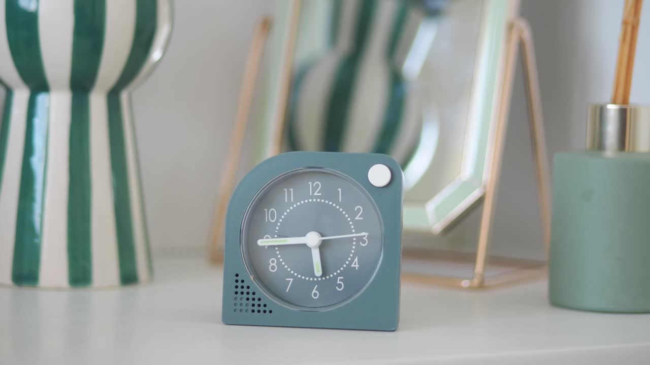 탁자 위의 시계