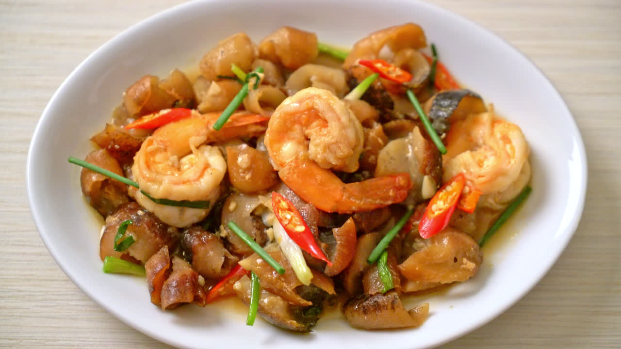 pepino de mar estofado salteado con gambas - estilo de comida asiática