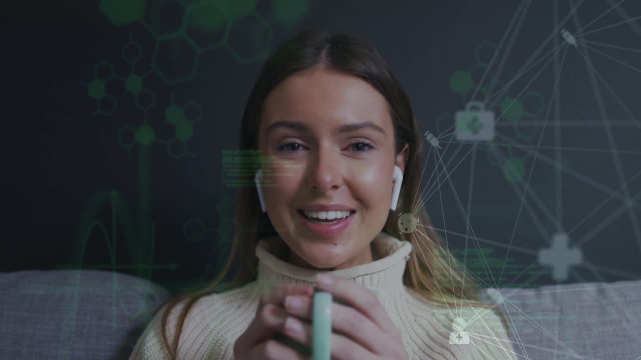 animación del procesamiento de datos sobre una mujer caucásica sonriendo