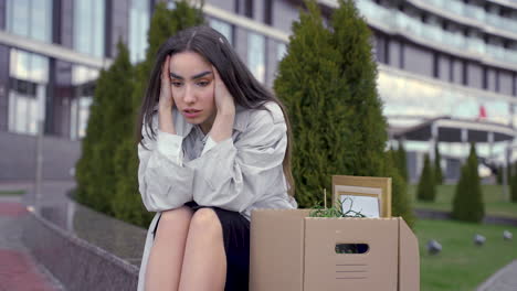 사무실 건물 앞에 앉아 있는 아름다운 여성의 클로즈업