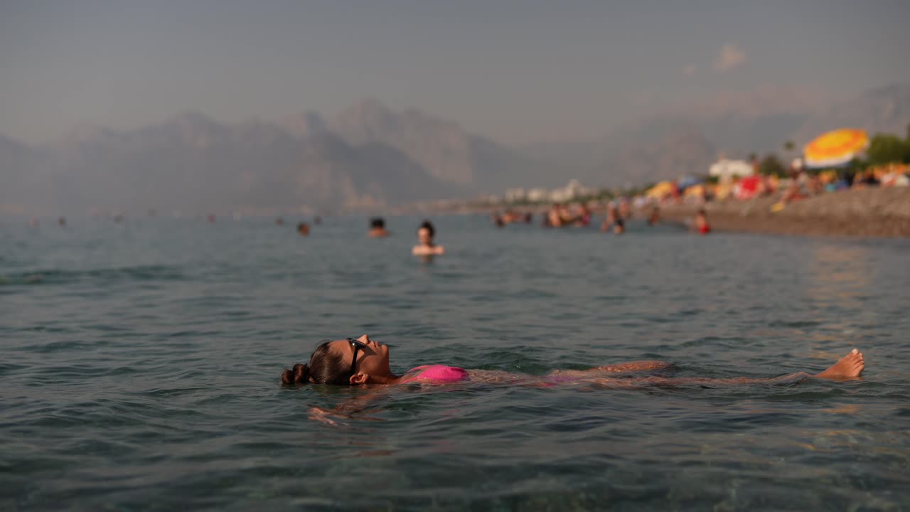 una mujer relajándose en una playa.
