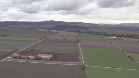 Ein-Deutscher-Landwirt-Erntet-Im-Spätherbst-Sein-Feld