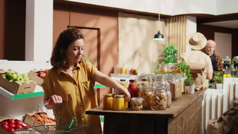 una mujer vegana compra alimentos orgánicos para la despensa.
