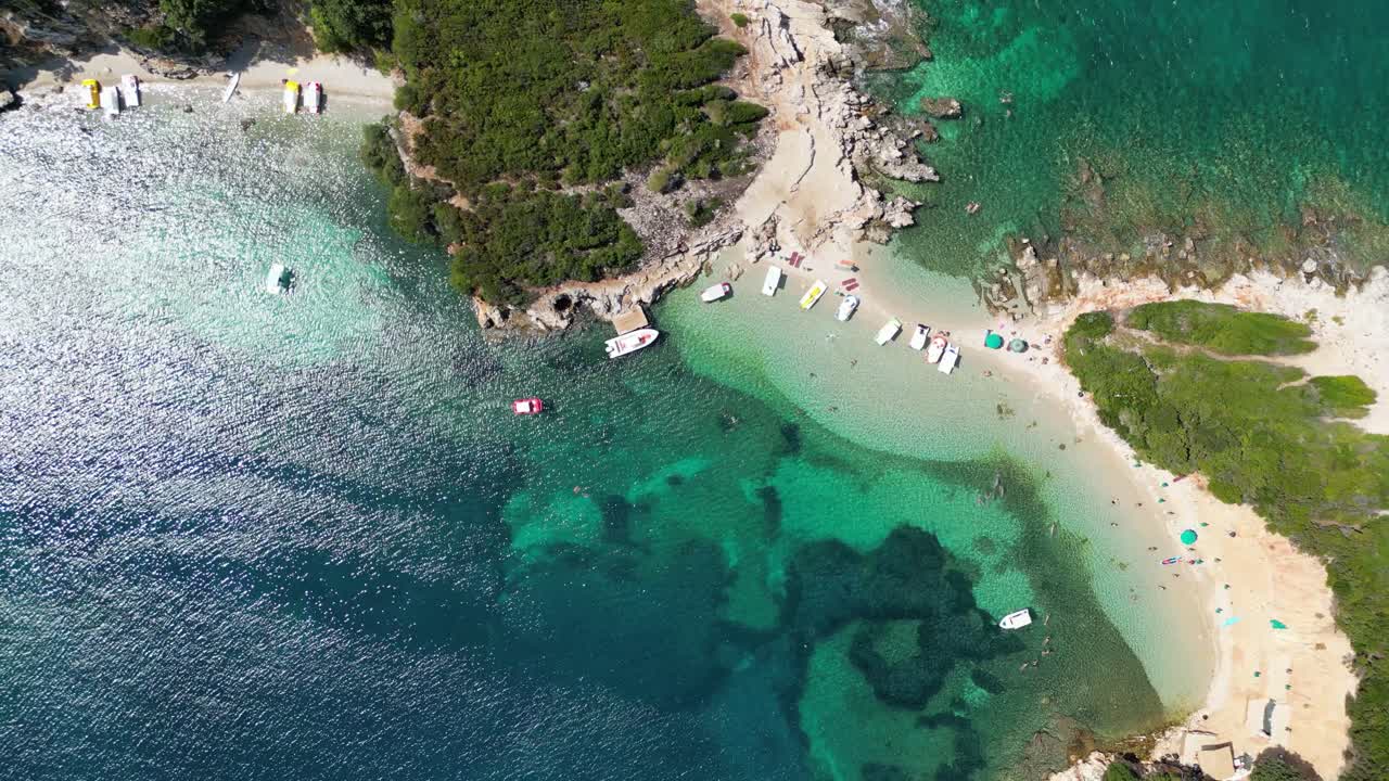Piccola isola pittoresca di Ksamil circondata da acque cristalline, Albania. Vista aerea