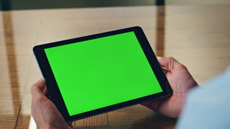 Hände-Eines-Managers-Verwenden-Chromakey-Tablet-Im-Büro,-Nahaufnahme.-Unbekannter-Mann-Sucht-Gerät