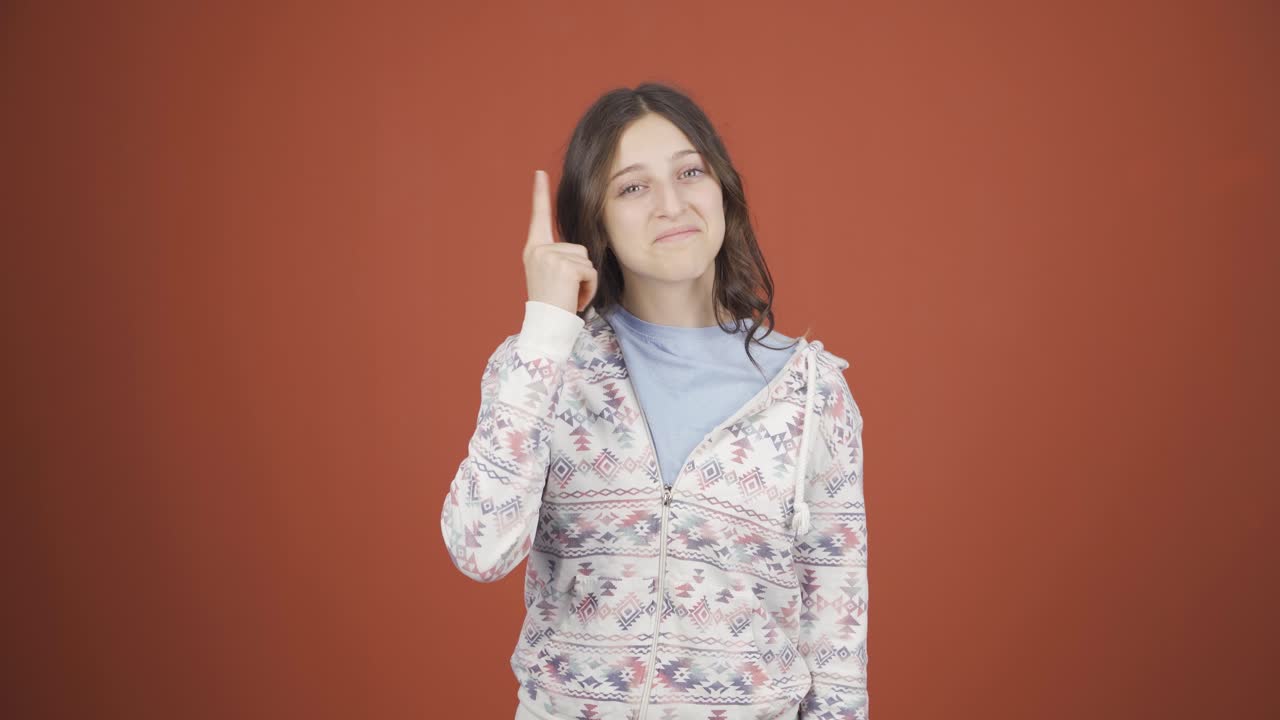 mujer joven mostrando su mente a la cámara.