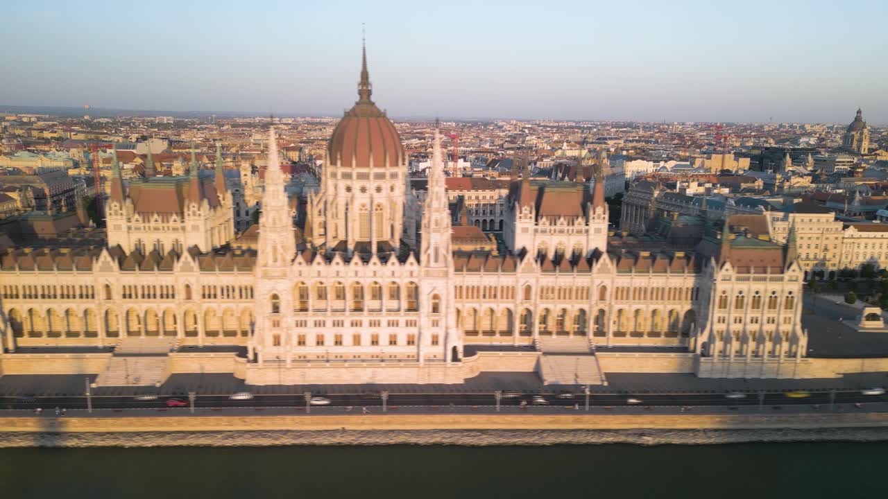 Bellissimo Hyperlapse sopra il Parlamento Ungherese al tramonto a Budapest