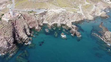 Fliegen-In-Der-Nähe-Eines-Leuchtturms-Auf-Einer-Klippe-Und-Schwenken-Nach-Unten