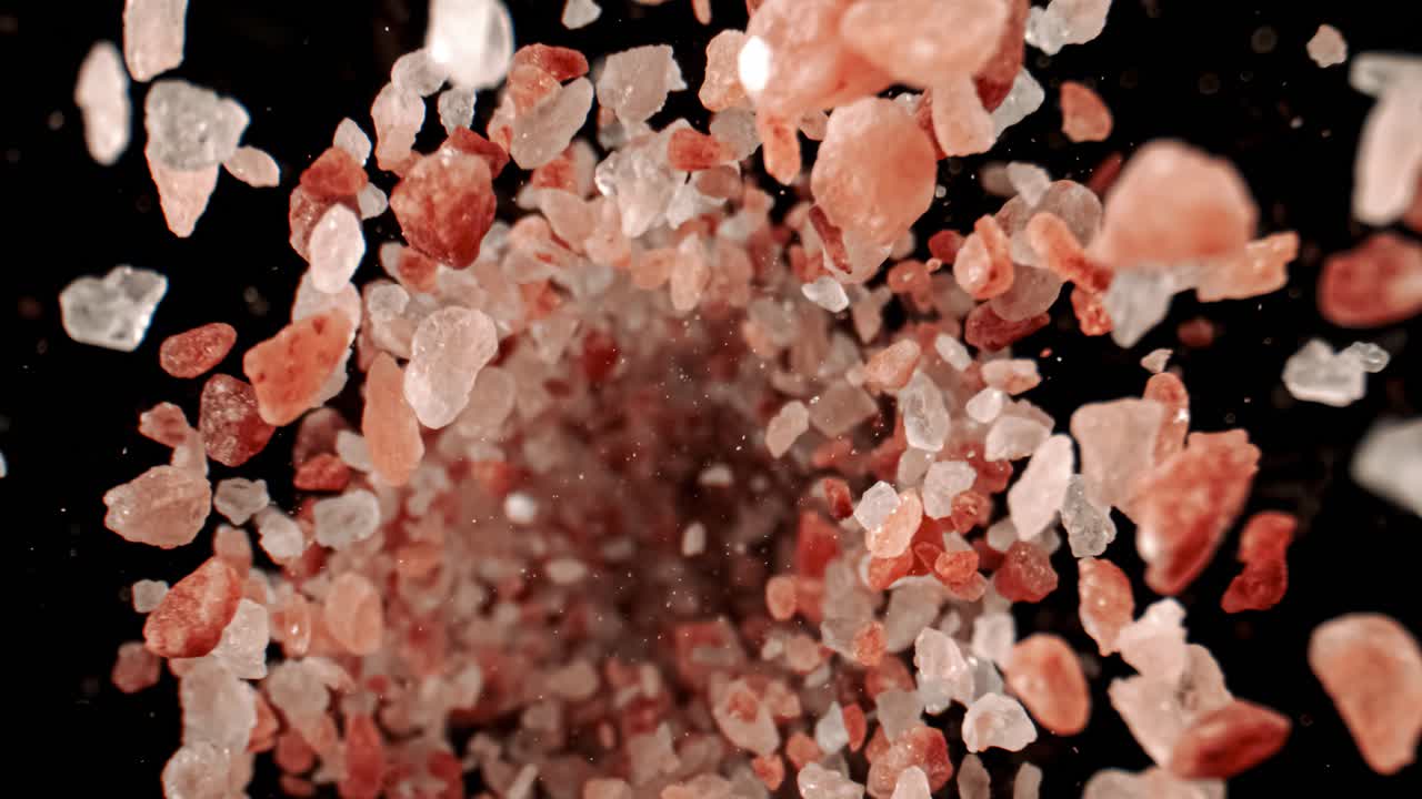 히말라야의 분홍색 소금은 슈퍼 슬로 모션으로 떨어지고 있습니다. 핑크 히멀라야 소금은 테이블 소금이나 바물 소금보다 20 배나 비싸습니다. 슈퍼 스로 모션 카메라 1000fps로 촬영되었습니다.
