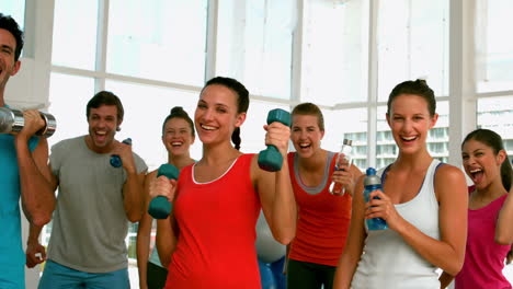 Clase-De-Fitness-Sonriendo-A-La-Cámara-Con-Pelotas-De-Ejercicio