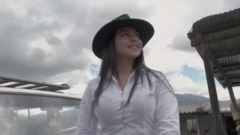 hermosa y sonriente vaquera en un rancho