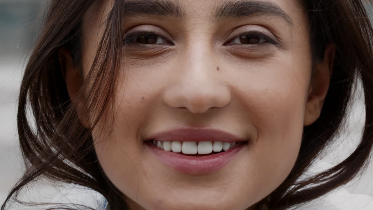 mujer que llevaba una mascarilla protectora