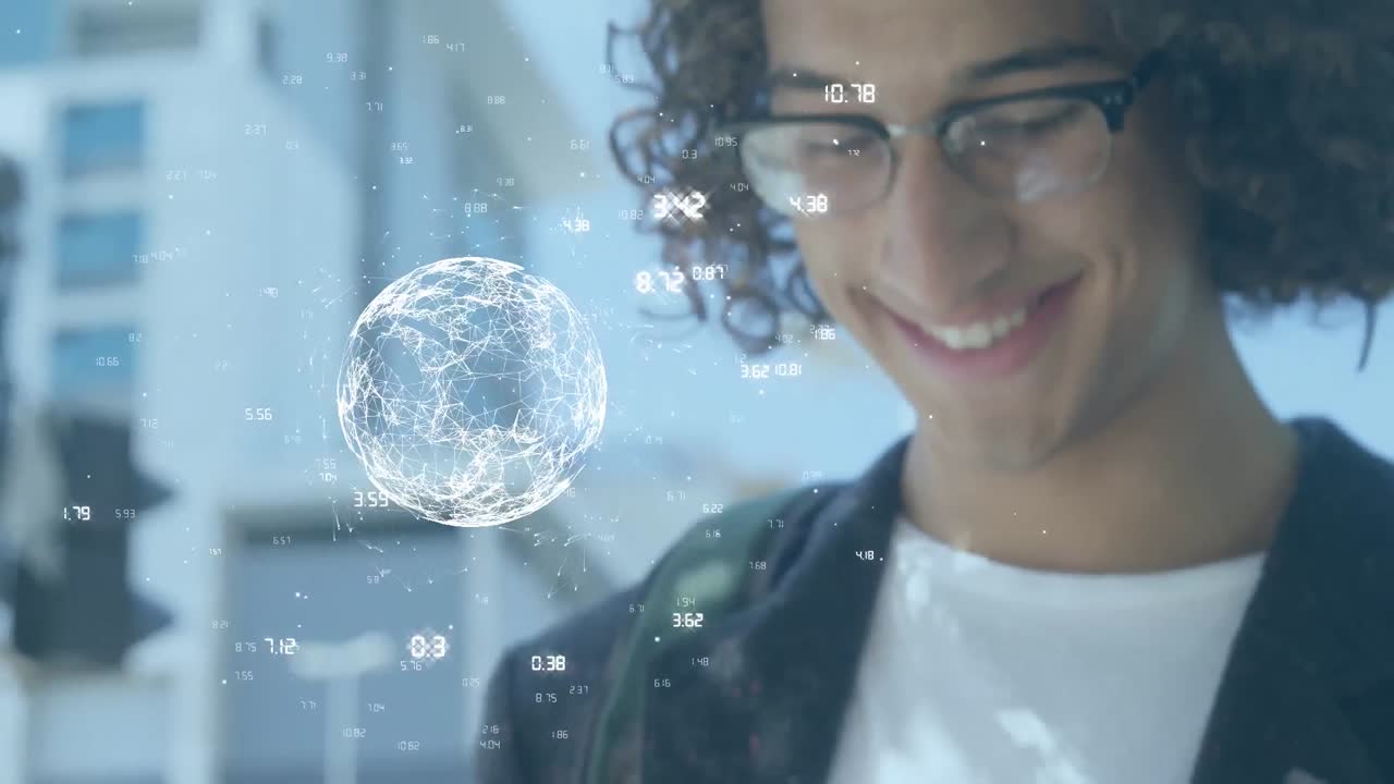 animación del procesamiento de datos y el globo sobre el hombre utilizando un teléfono inteligente