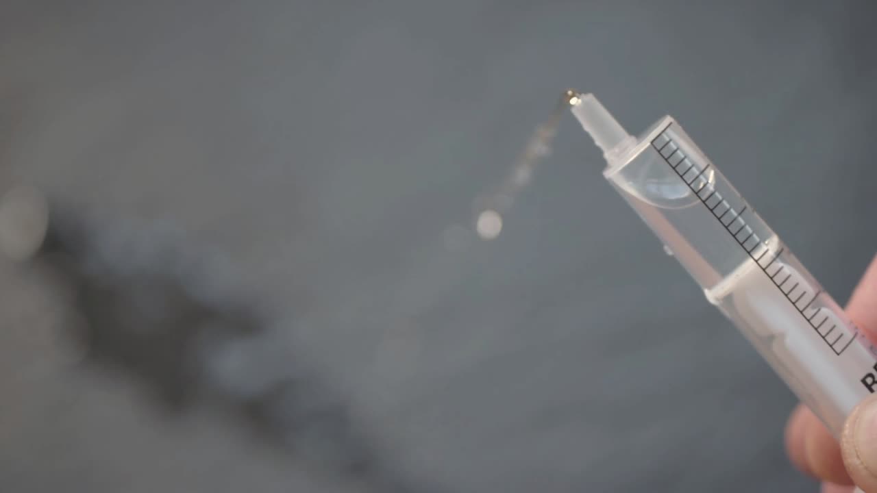 의료용 주사기에서 분출되는 물